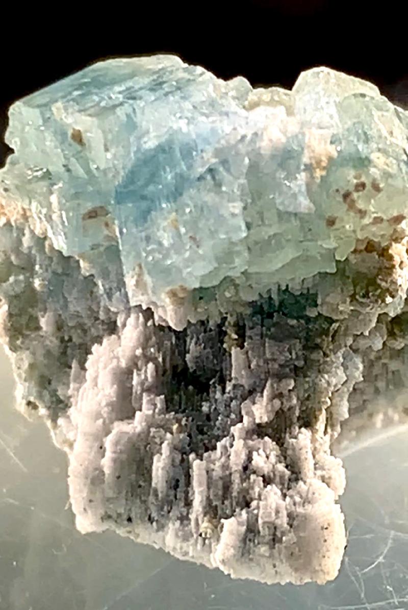 Vorobyevite on cleavelandite matrix